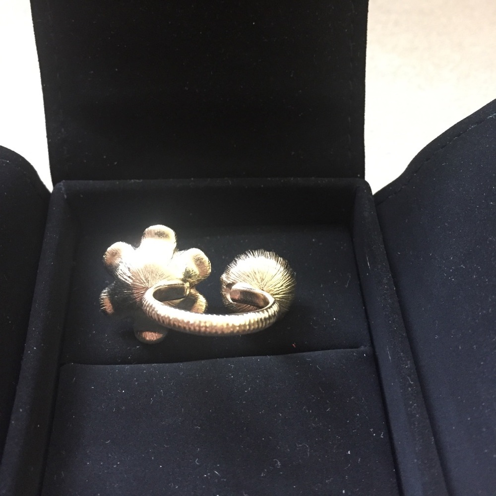 Authentic Chanel Flower pearl open ring with logo - Picture 6 of 8